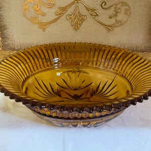 Art Deco amber pressed glass fruit dish or fruit bowl, star and ribbed design, beautiful art dish, good condition 1950s