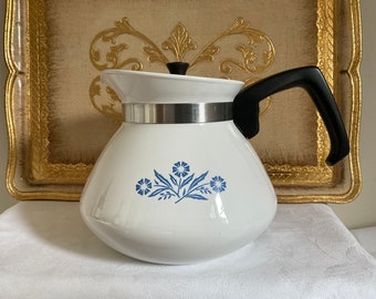 Tetera de cafetera Corning Ware vintage de 1970, diseño Cornflower, capacidad de 6 tazas, tapa de metal en perfecto estado