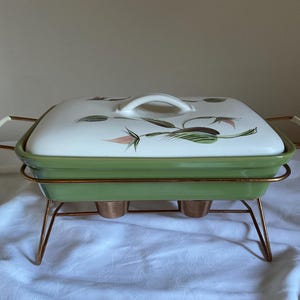 Vintage 1950er Jahre Denby Spring and Beauty Steinzeug Deckelauflaufform, Ofen zum Tisch mit Metallständer, perfekter Zustand 2,5pt Kapazität