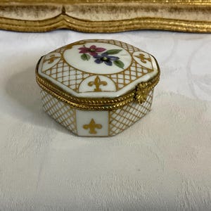 Vintage Limoges porcelain pill box, French Limoges trinket box, signed LImoges France, Floral casket, hinged french small box, gift idea
