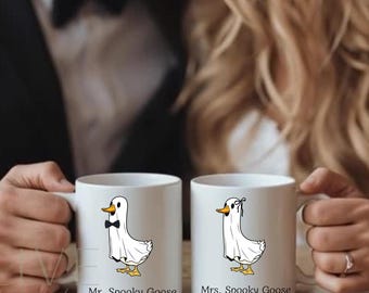 Juego de tazas de Halloween para el Sr. y la Sra. Ganso Fantasma. Tazas de café divertidas para parejas con temática de gansos fantasma. Regalo ideal para parejas en Halloween. Regalos para él y para ella.