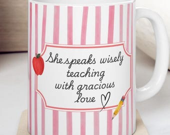 Taza de café de agradecimiento para maestros Regalo cristiano para maestros Proverbios 31 Regalo para maestros de preescolar, jardín de infantes y primaria Regalo cristiano Rayas