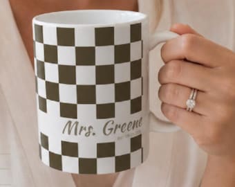 Taza personalizada para la Sra. Taza de café personalizada para recién casados Taza de café con estampado de cuadros marrones Regalo de boda Taza personalizada para la novia Regalo para la esposa