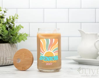 Taza de café de vidrio personalizada Senior Sunrise 2027 de 16 oz, tapa de bambú Libbey Can, Clase de 2027, Regalos para ella, Regalos para la apatía de último año