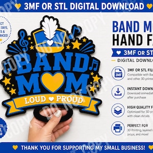 Puede incluir: Un archivo de descarga digital para un abanico de mano Band Mom con texto azul y amarillo que dice BAND MOM LOUD PROUD. El diseño incluye un sombrero de banda de música con un penacho blanco, notas musicales, estrellas y un corazón.