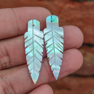 Mother of pearl front drilled carved leaves. 37x12 mm.