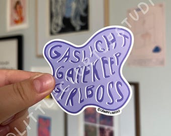 Pegatina troquelada Gaslight, Gatekeep, Girlboss