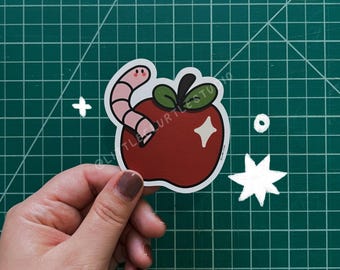 Pegatina troquelada de manzana con gusano