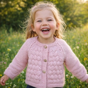 Patrón de punto para cárdigan/chaqueta de bebé con estampado de burbujas. Tallas desde bebé 38-44 hasta niño 134-140. Alemán