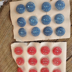 12 botones antiguos de cristal vintage, pintados a mano en color azul o rojo, diámetro 20 mm. Botones de cristal antiguos pintados a mano sobre cartón.
