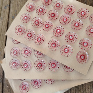 24  alte Vintage Glasknöpfe, transparentes Glas, blumenförmig, handbemalt, in blau und rot 18mm.  auf Original Karte.