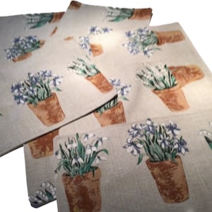 Ensemble de table avec de jolis pots de fleurs, napperon en tissu de chanvre recyclé.