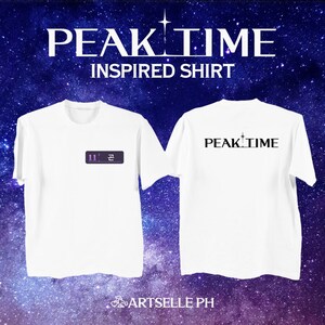 Könnte beinhalten: Weißes T-Shirt mit einem schwarzen "PEAK TIME" Logo auf der Rückseite und einer lila "11" Grafik auf der Vorderseite. Das Shirt ist inspiriert von der K-Pop-Gruppe PEAK TIME.