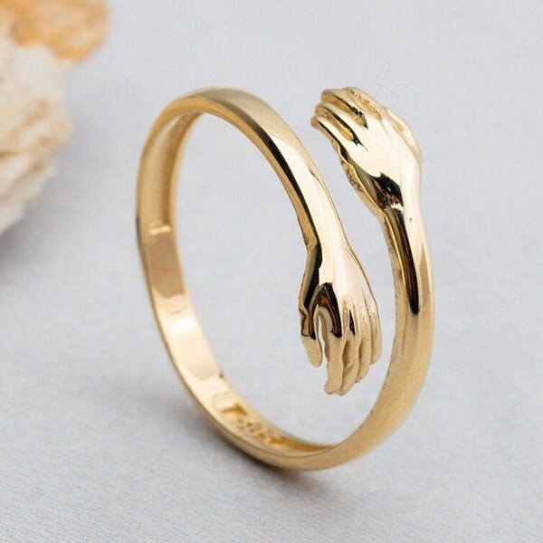 Anillo minimalista de oro macizo de 14 quilates, anillo de abrazo de oro de 14 quilates, anillo de manos abrazadoras de amor único, joyería fina con estilo elegante, regalo para ella