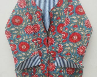 Giacca patchwork trapuntata in cotone realizzata a mano: kimono Kantha floreale in stile boho