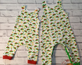 Dungarees galloises, Barboteuses galloises, vêtements gallois pour enfants, vêtements pour enfants, drapeau gallois et jonquilles, barboteuses pour bébés, salopettes pour bébés, cadeaux gallois