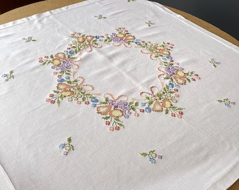 Tovaglia fatta a mano a punto croce anni '80 con motivo di frutta e fiori, cotone bianco n. 4
