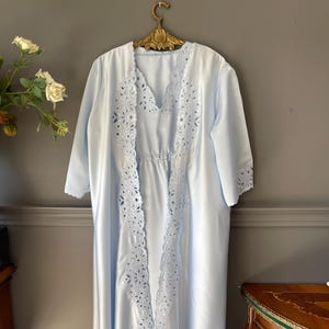 Ensemble chemise de nuit et peignoir brodés bleus vintage des années 1980, taille moyenne, vêtements de nuit romantiques en polyester, lingerie féminine, idée cadeau