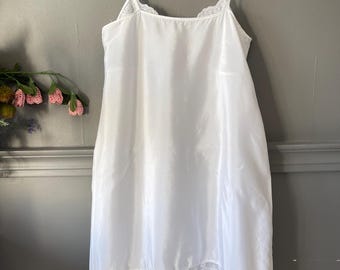 Vintage White Taffeta Nightgown, 1980s Bow Detail Sleepwear, Short Romantic Lingerie, Bridal Nightgown, Small Size