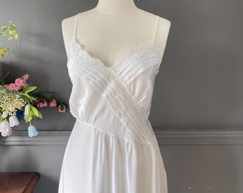 Vintage 1970s White Taffeta Nightgown – Pleated Bodice Romantic Nightdress, Bridal Lingerie, Medium