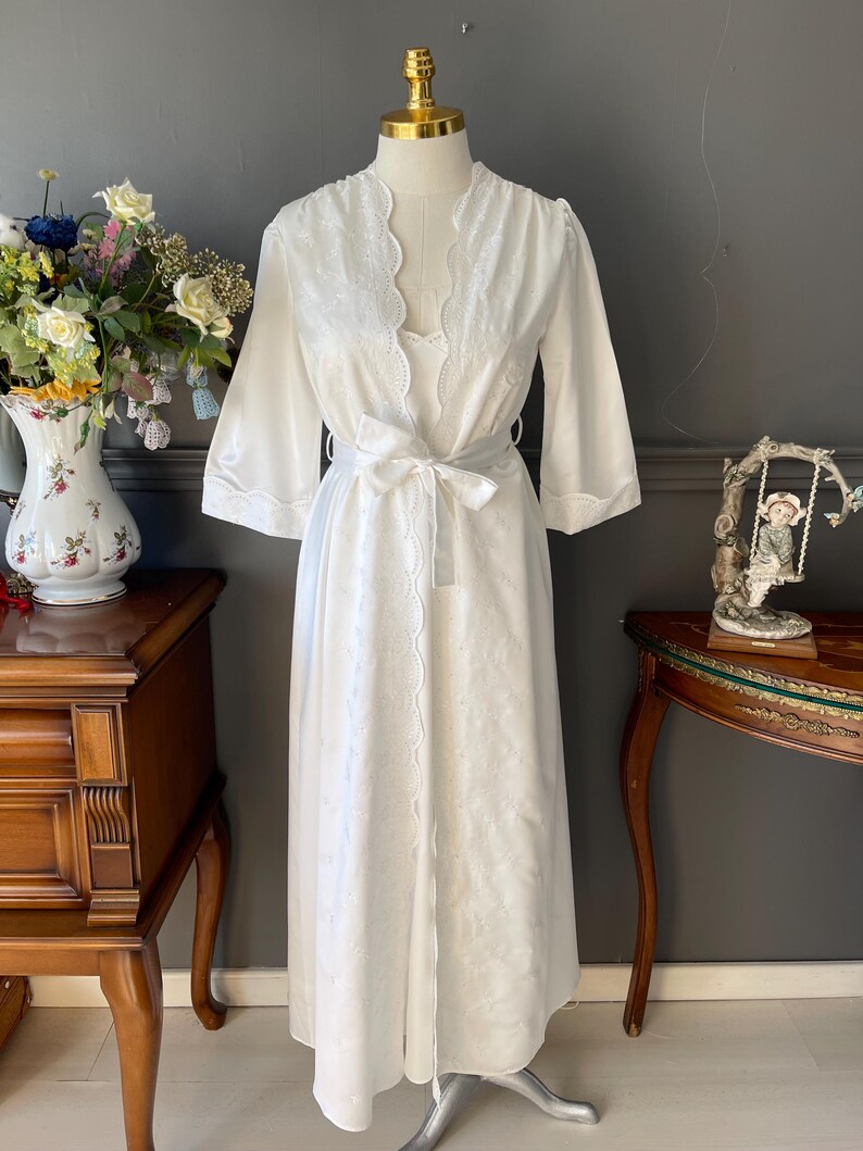 Old Style Robe Vintage White Satin Nightgown Robe Set - Embroidered Lingerie - 1970s ...