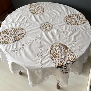 Toalha de mesa de renda de bilro feita à mão e algodão branco recortado com renda recortada, toalha de mesa antiga de patchwork nº 1