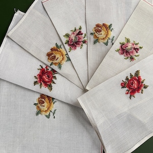 Motivo rosa a punto piccolo realizzato a mano vintage su tela - 3 opzioni di colore