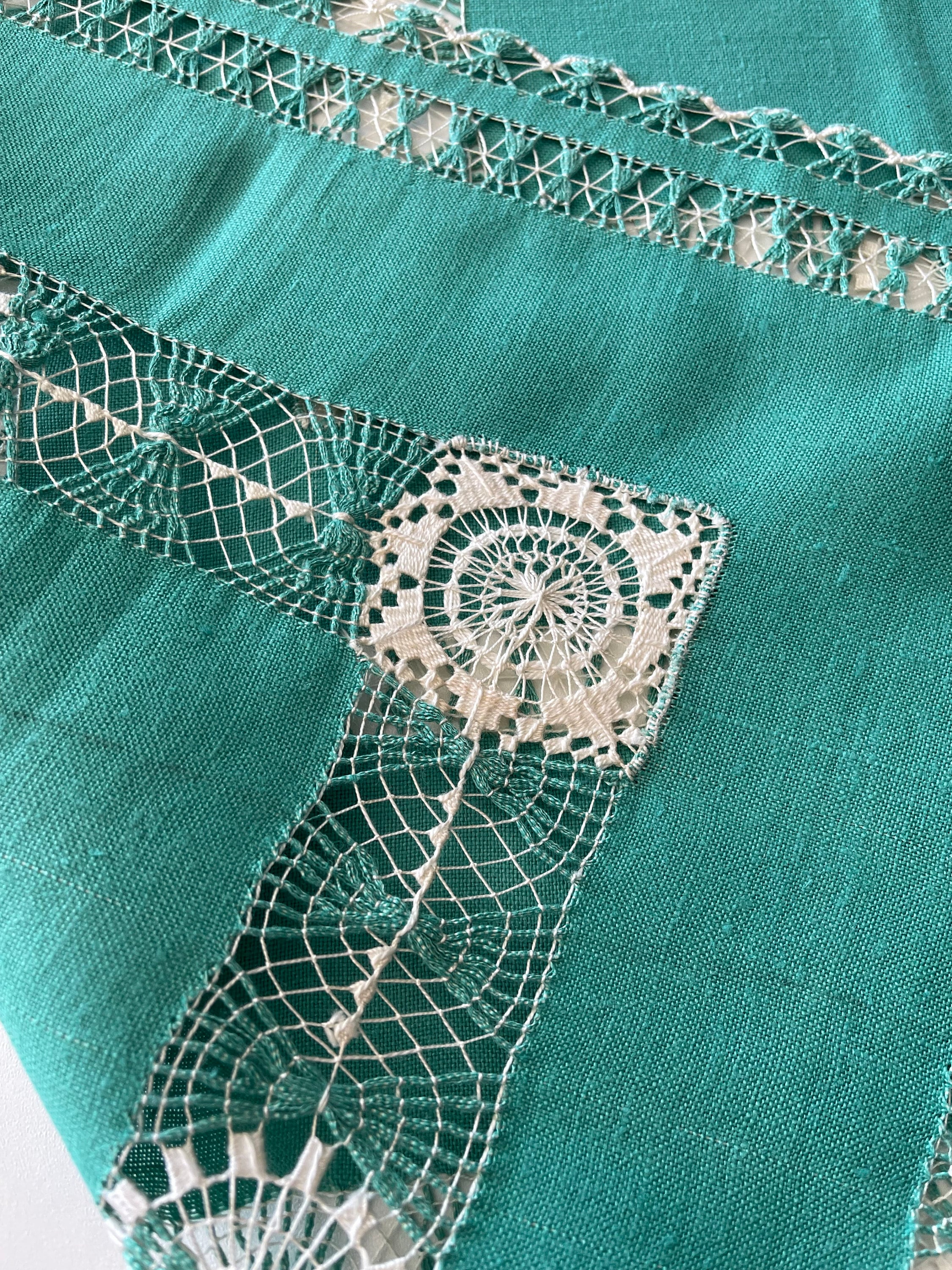 ハンドメイドのヴィンテージリネンテーブルクロス：シアン刺繍、カット