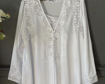 Weißes Satin-Nachthemd und Morgenmantel-Set, Brautwäsche aus Guipure-Spitze, romantischer Peignoir der 2000er Jahre, Größe M