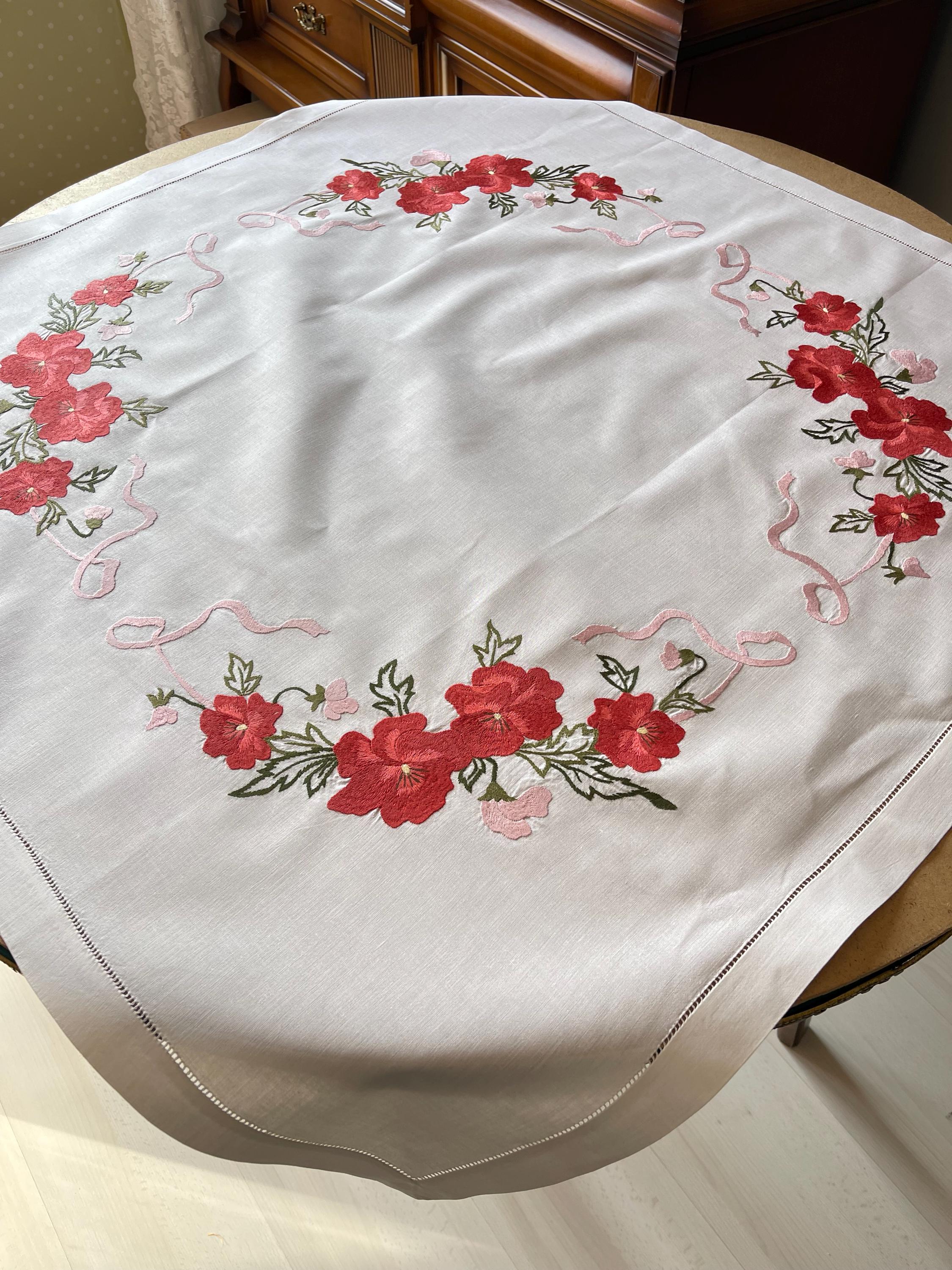 ヴィンテージ刺繍リネンテーブルクロス、赤い花柄（85 x 85 cm