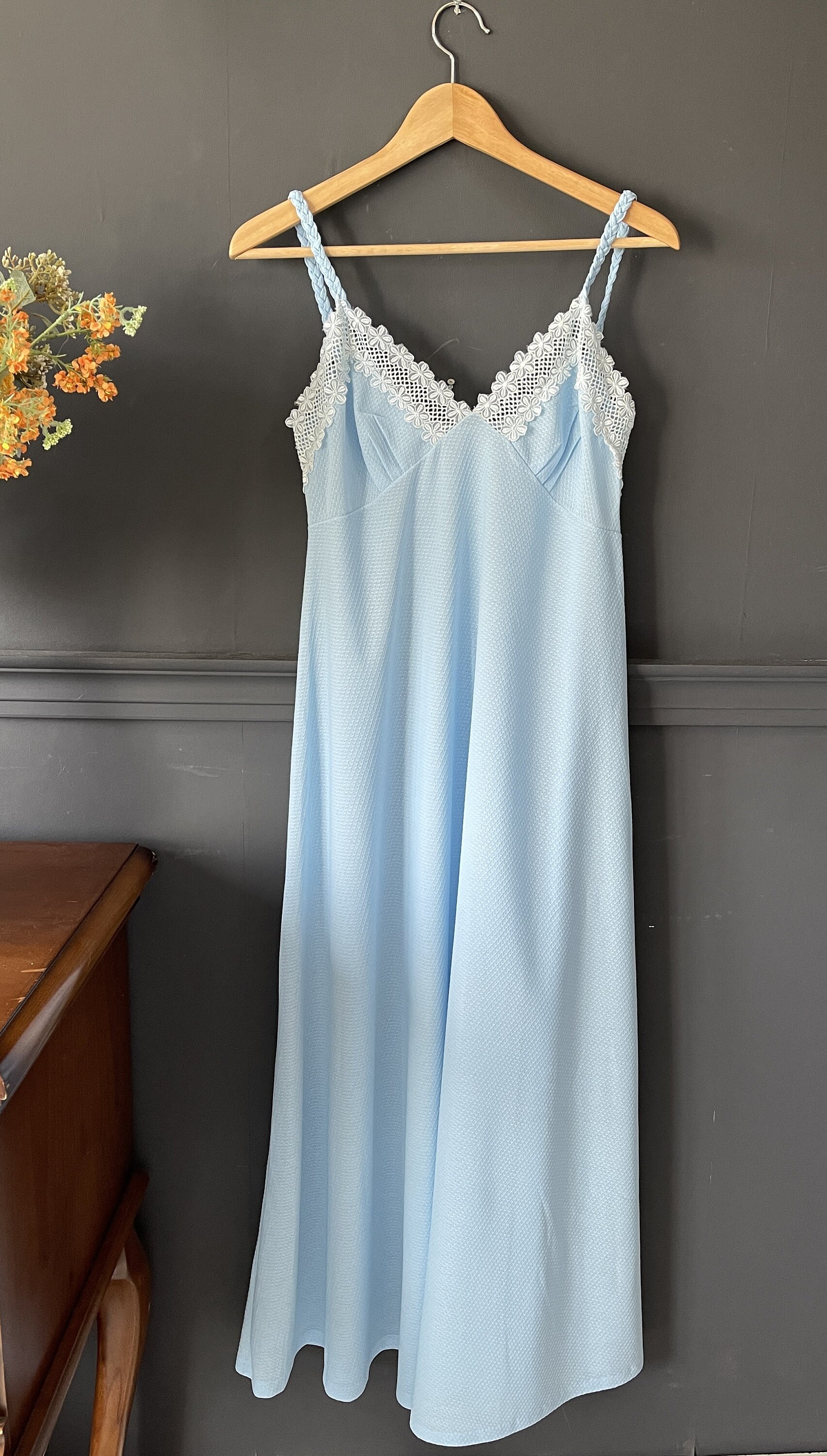 ライトブルーのレースのディテールが施されたヴィンテージ風ナイト