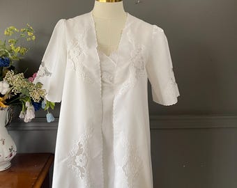 Vintage 1970s White Nightwear Set – Embroidered Robe & Nightgown – Cotton Blend – Medium / Large