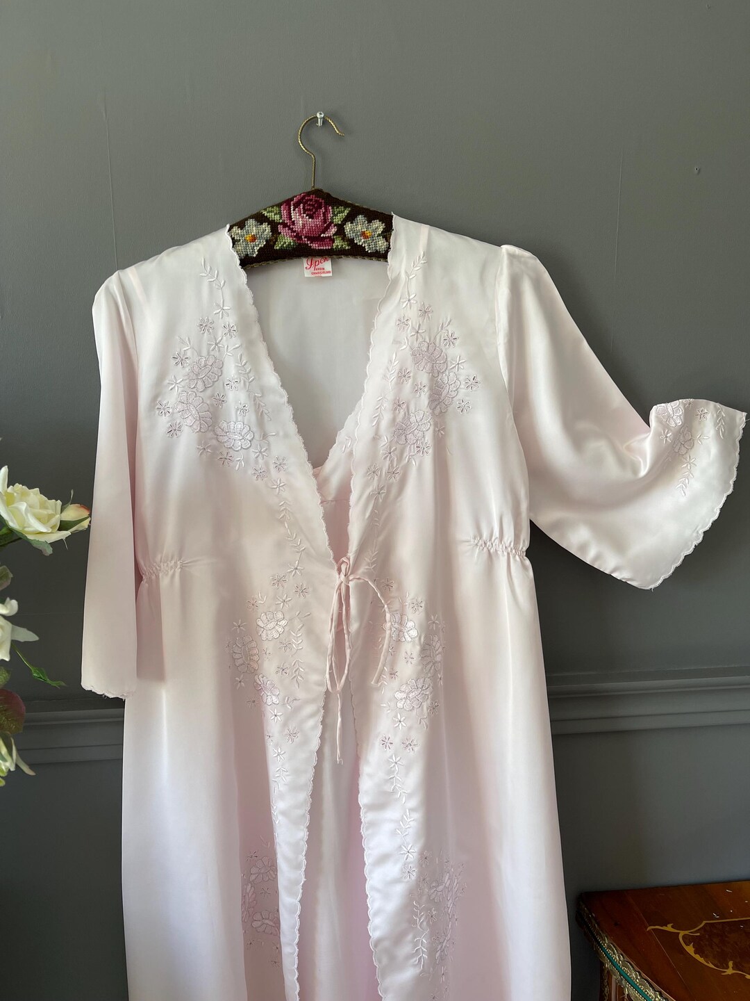 Ye Robe Light Pink Satin Nightgown and Robe Set – Silver Embroidered - Small ...
