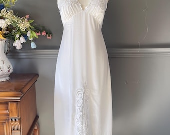 Vintage 1980s White Taffeta Nightgown – Rich Embroidered Romantic Nightdress, Bridal Vintage Sleepwear, Small Size