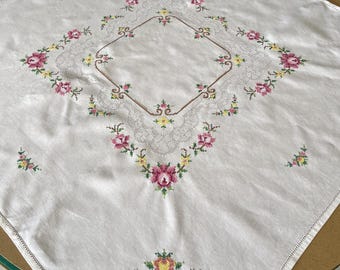 Tovaglia ricamata a mano con motivo floreale a punto croce, decorazione vintage (85 x 85 cm)