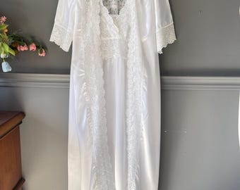 Vintage Y2K White Satin Bridal Nightgown and Robe Set – Lace Lingerie Honeymoon Sleepwear, XS Size