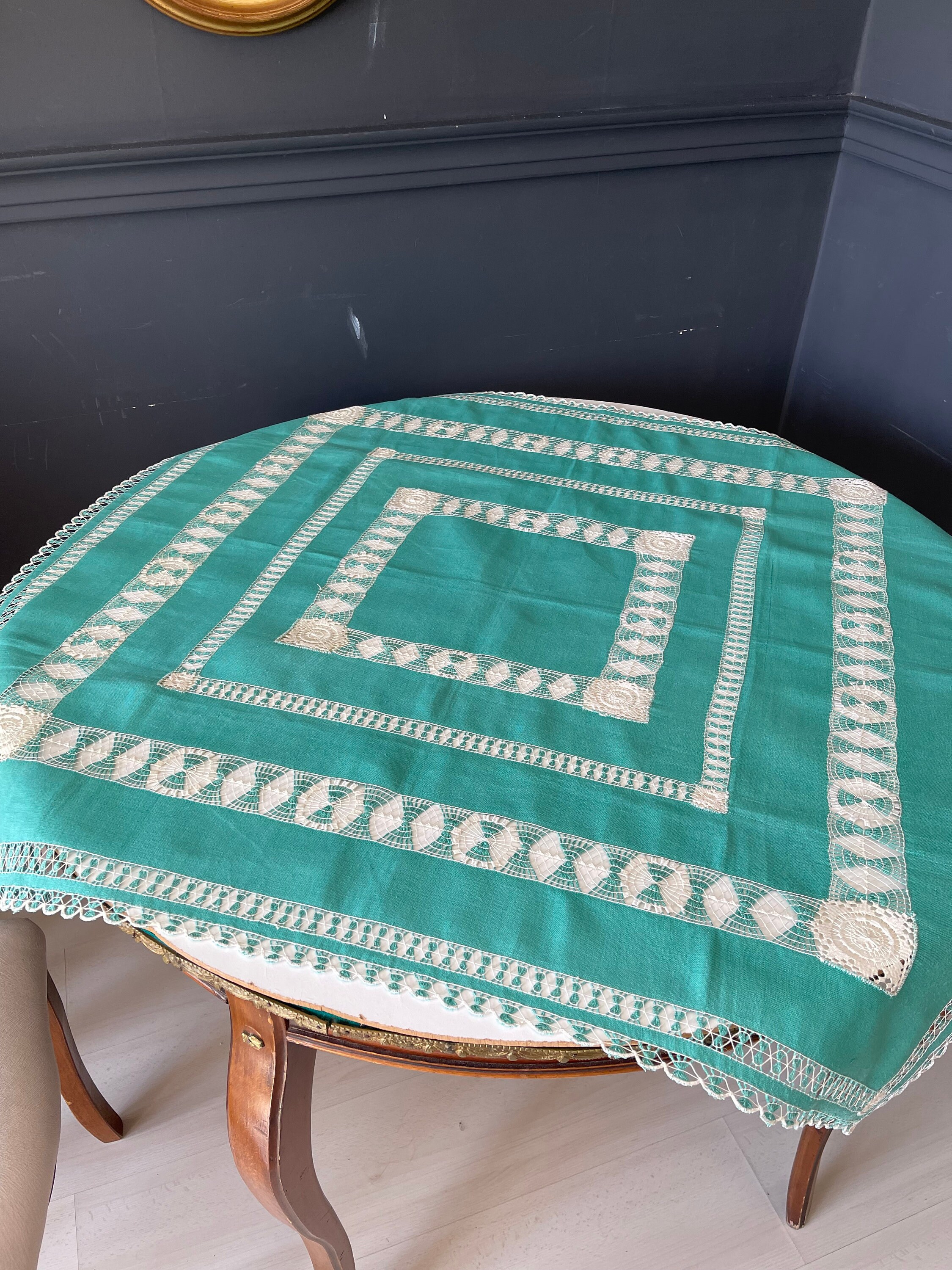 ハンドメイドのヴィンテージリネンテーブルクロス：シアン刺繍、カット