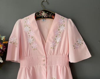 Conjunto de camisola e robe vintage rosa popeline dos anos 1960, bordado, tamanho médio.