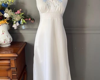 Vintage 70s White Nightgown with Blue Embroidery – Cotton Blend Nightdress – Romantic Sleepwear