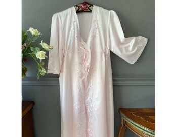 Conjunto de camisola e roupão em cetim rosa claro com bordado prateado - Década de 1950 - Tamanho pequeno/médio