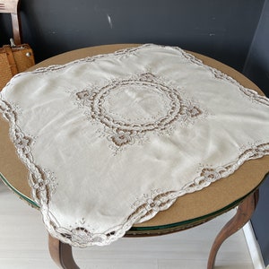 Handgefertigte Vintage Antik Beige Leinen Tischdecke Stickerei Cutwork Point de Venezia Jugendstil 60er Jahre Tischdecke