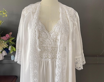 Vintage Y2K White Satin Nightgown and Robe Set – Lace Bridal Lingerie, Plus Size XL Sleepwear, Maternity Friendly