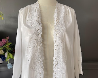 Vintage 1980s White Taffeta Robe – Embroidered Dressing Gown, Romantic Vintage Lingerie, Medium Size