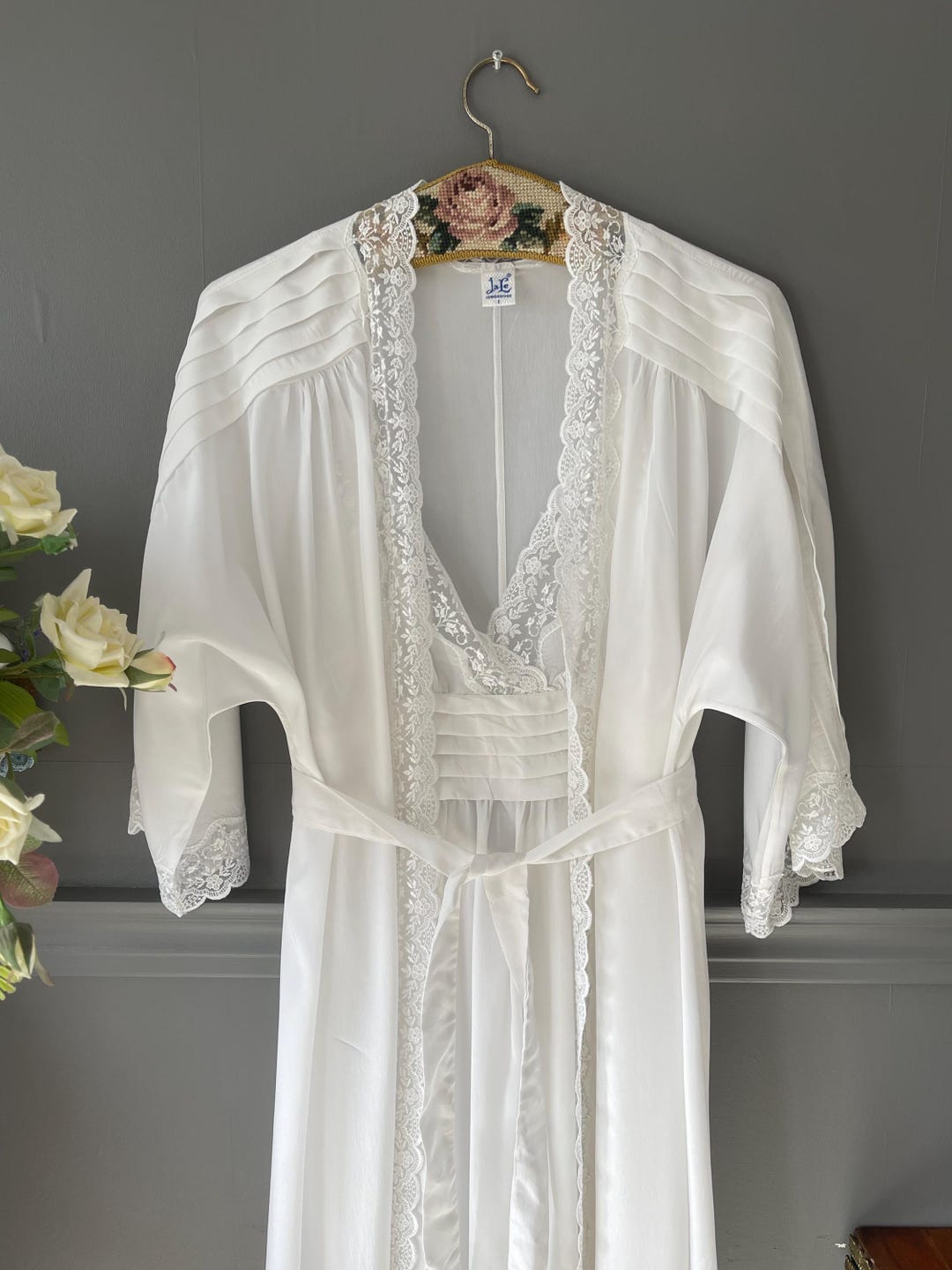 Retro White Robe Vintage White Silk Nightwear Set: 1980s Lace Robe & Nightgowns, Small ...