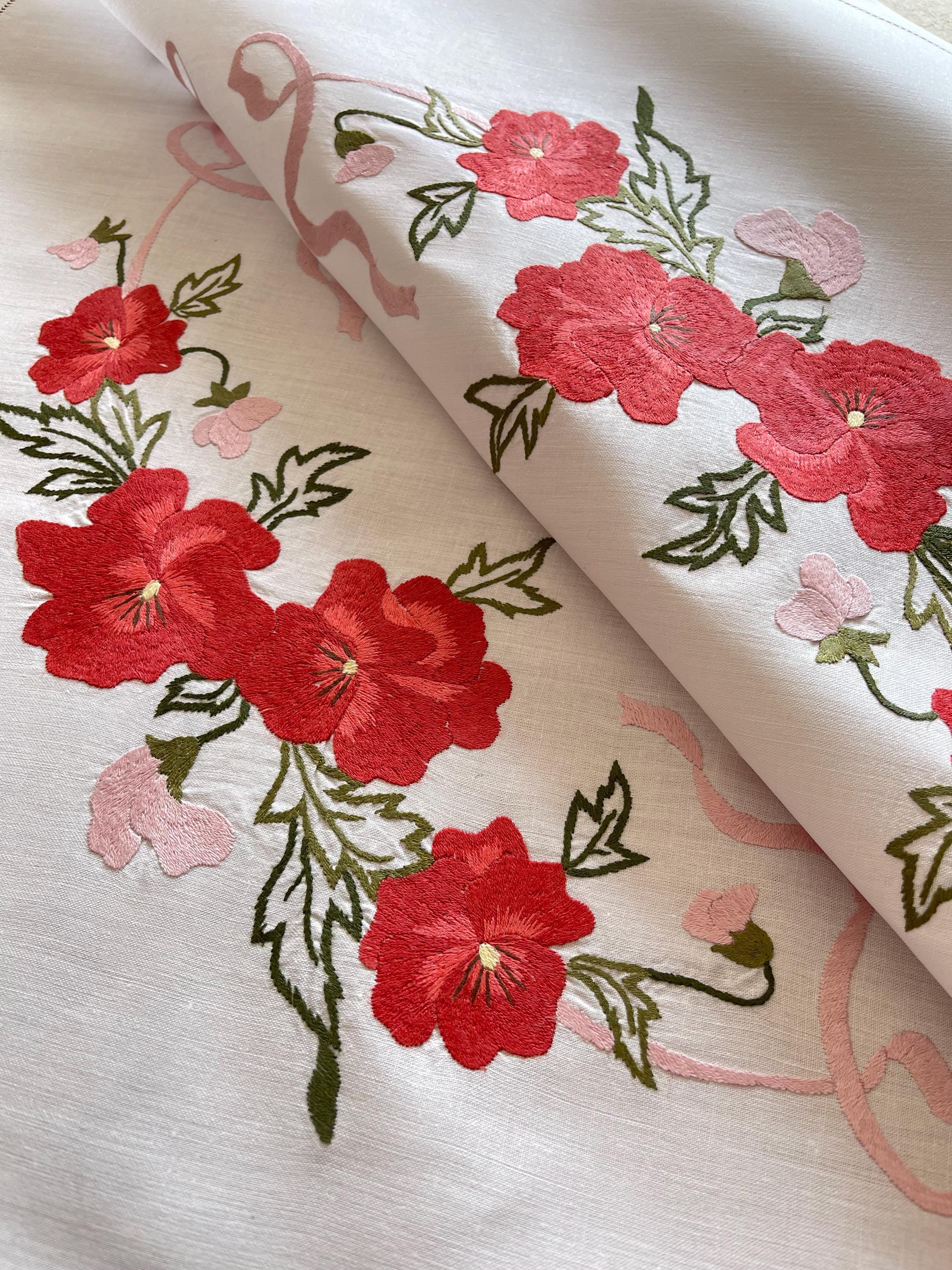 ヴィンテージ刺繍リネンテーブルクロス、赤い花柄（85 x 85 cm