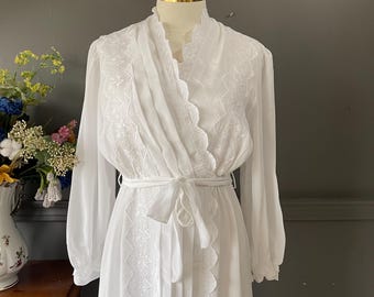 Vintage 1980s White Silk Nightwear Set – Embroidered Robe & Nightgown – Pleated Detail – Medium