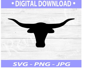 Op de afbeelding: Zwarte silhouet van een longhorn stierenkop met grote hoorns. De afbeelding is op een witte houten achtergrond met de tekst "DIGITAL DOWNLOAD" en "SVG - PNG - JPG" in blauw.