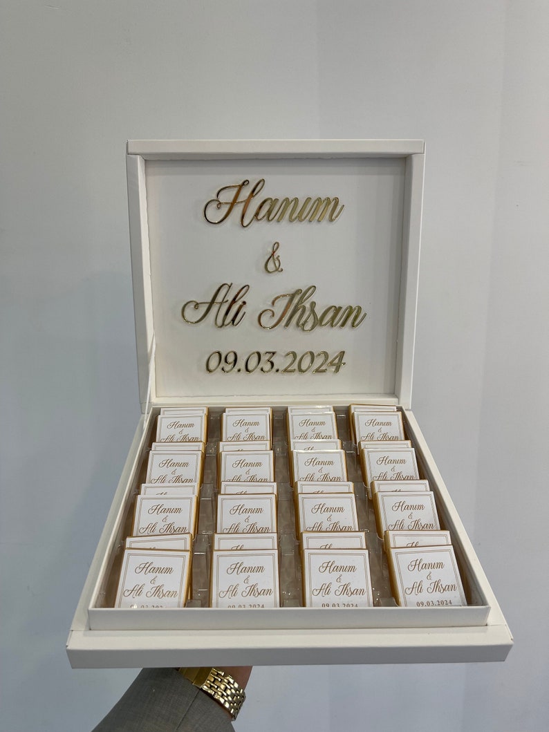 Personalisierte Schokobox Gold mit Name Verlobung Hochzeit Datum Taufe Acryl Plexi Madlen Kiz isteme cikolatasi Sözümüz Söz Nisan Hatirasi Bild 1