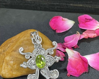 Amazingly beautiful natural Peridot oval cut faceted Sterling silver pendant,peridot cut stone pendant,925 silver pendant, Wholesale Pendant