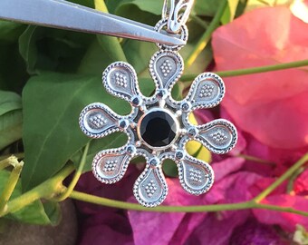 Colgante de ónix negro natural - Colgante de plata hecho a mano - Colgante de plata de ley 925 - Colgante redondo de ónix negro de diseño - Piedra natal de diciembre - Regalo